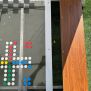 HPL Bench Chess and ludo game s drevenou lavicou a hracou doskou s figúrkami na vonkajšie použitie.