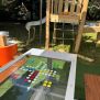 HPL Bench Chess and ludo game s farebnými hracími políčkami na vonkajšom ihrisku.